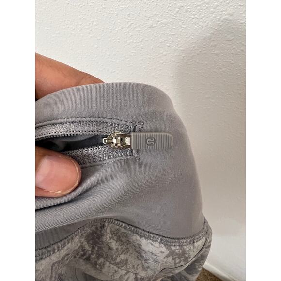 Lululemon Size 6 Gray Marble Print Running Shorts - Picture 5 of 9